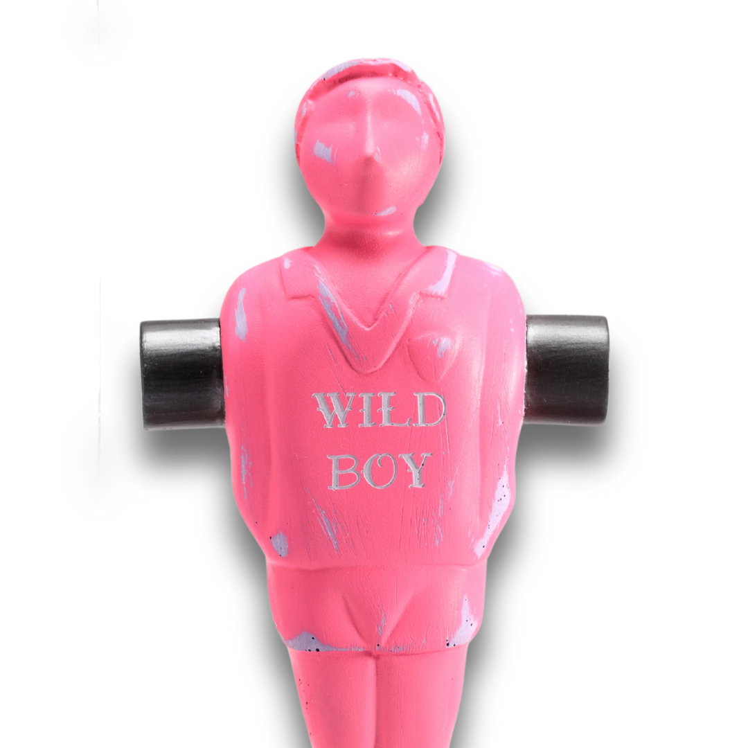 Dettaglio statuetta rosa 'Wild Boy'