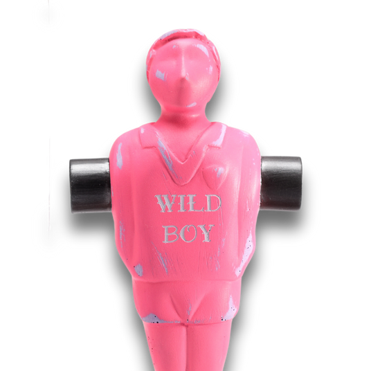 Dettaglio statuetta rosa 'Wild Boy'