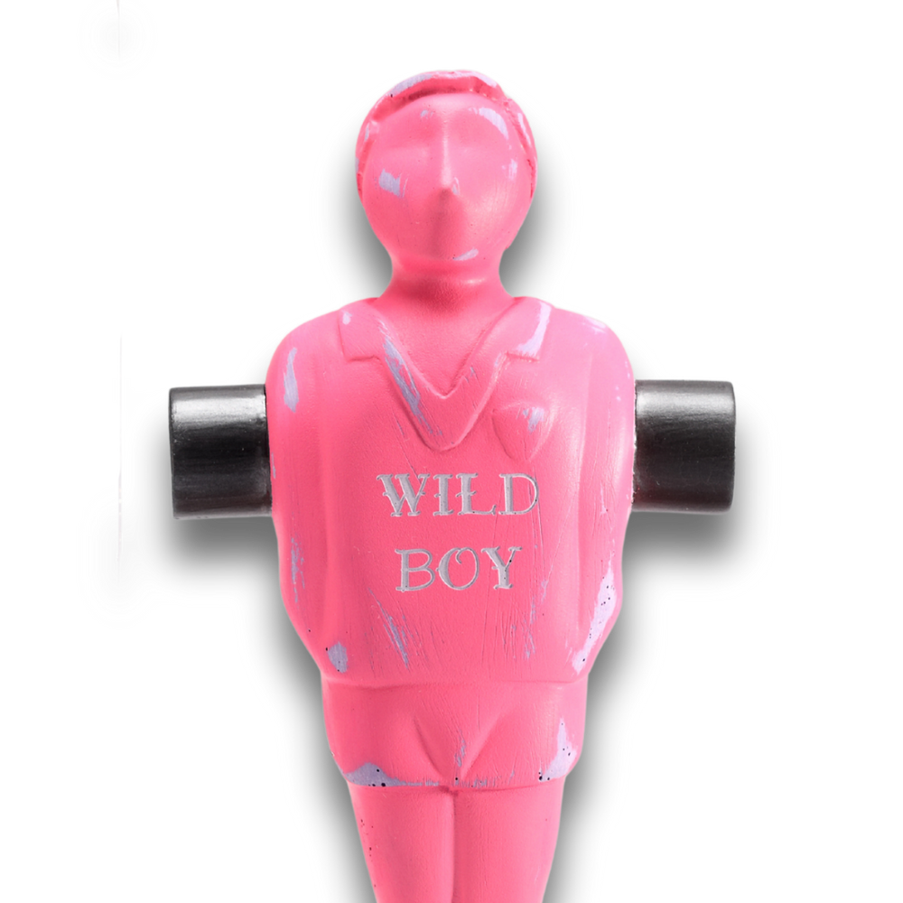 Dettaglio statuetta rosa 'Wild Boy'