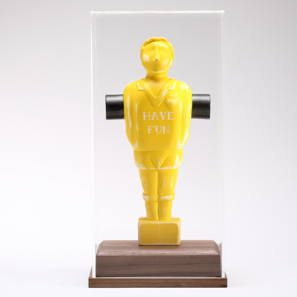 Statuetta artistica gialla 'Have Fun' di Johnny Hermann