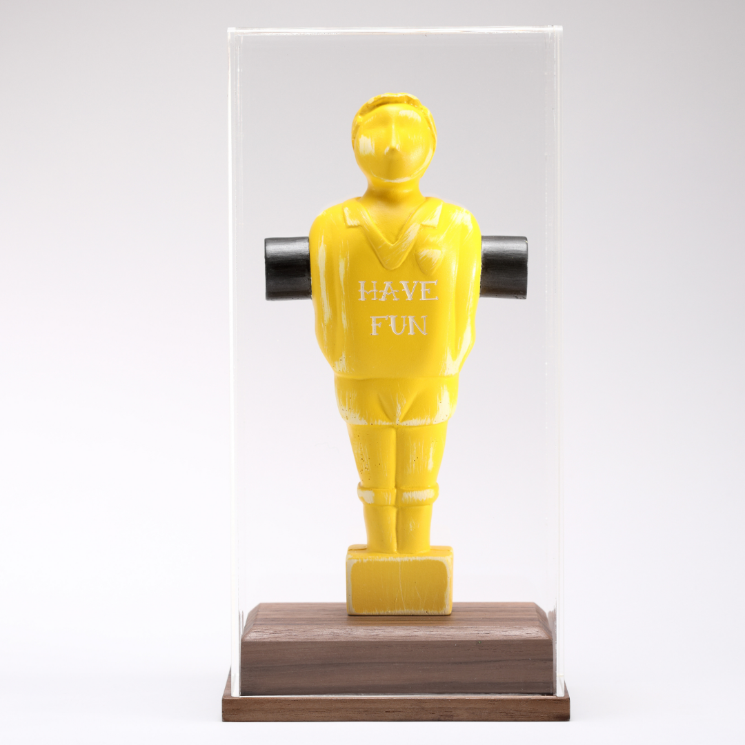 Statuetta artistica gialla 'Have Fun' di Johnny Hermann