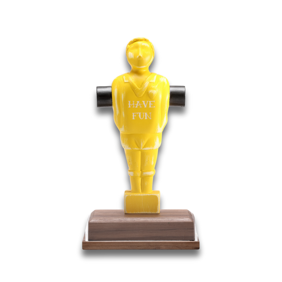 Statuetta gialla 'Have Fun' su sfondo nero