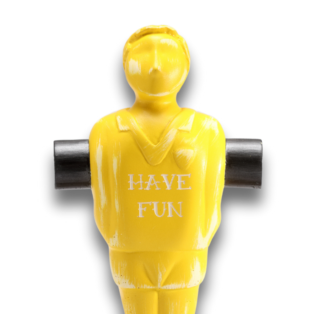 Dettaglio statuetta gialla 'Have Fun'