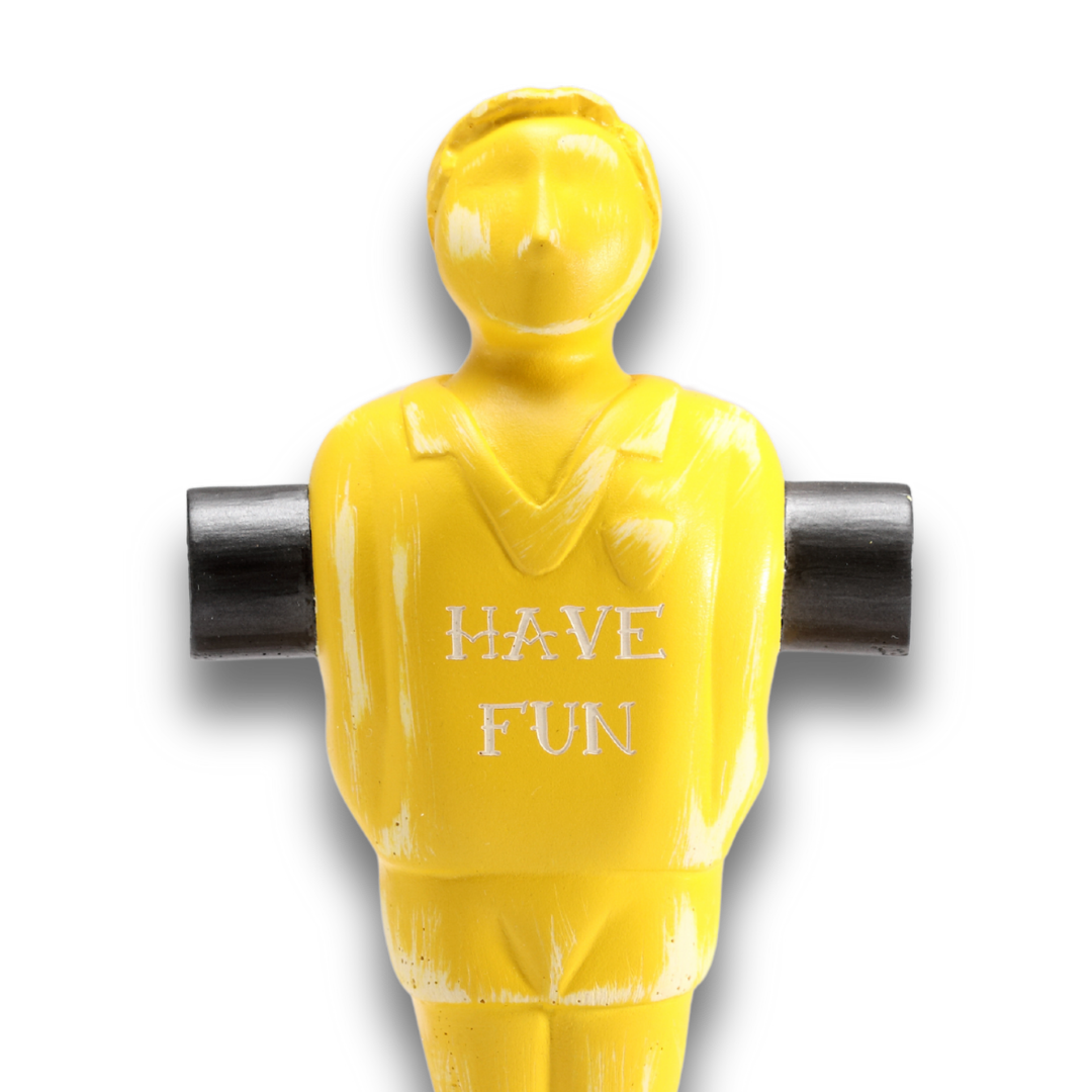 Dettaglio statuetta gialla 'Have Fun'
