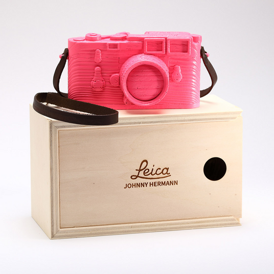 Scultura in legno rosa di macchina fotografica Leica su scatola