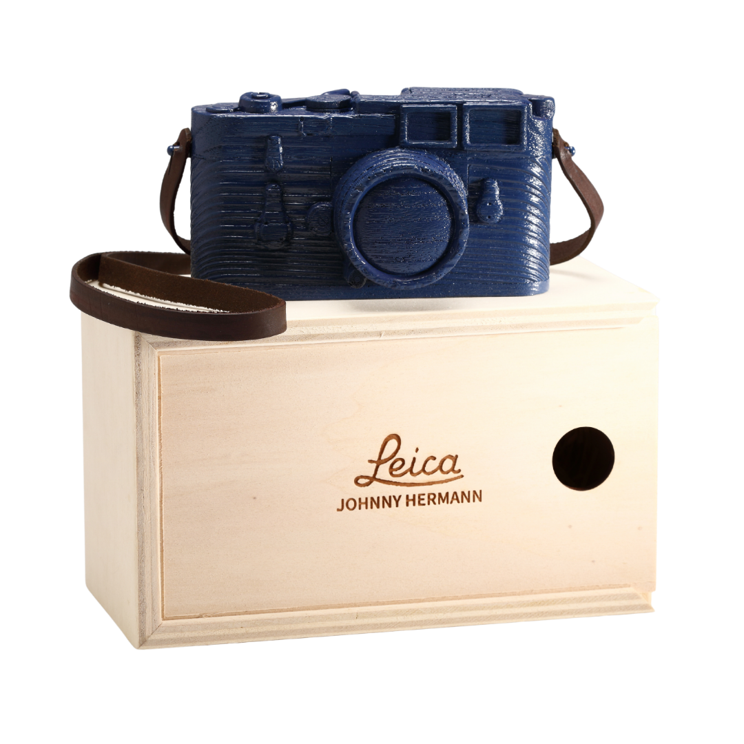 Scultura in legno blu di macchina fotografica Leica su sfondo trasparente