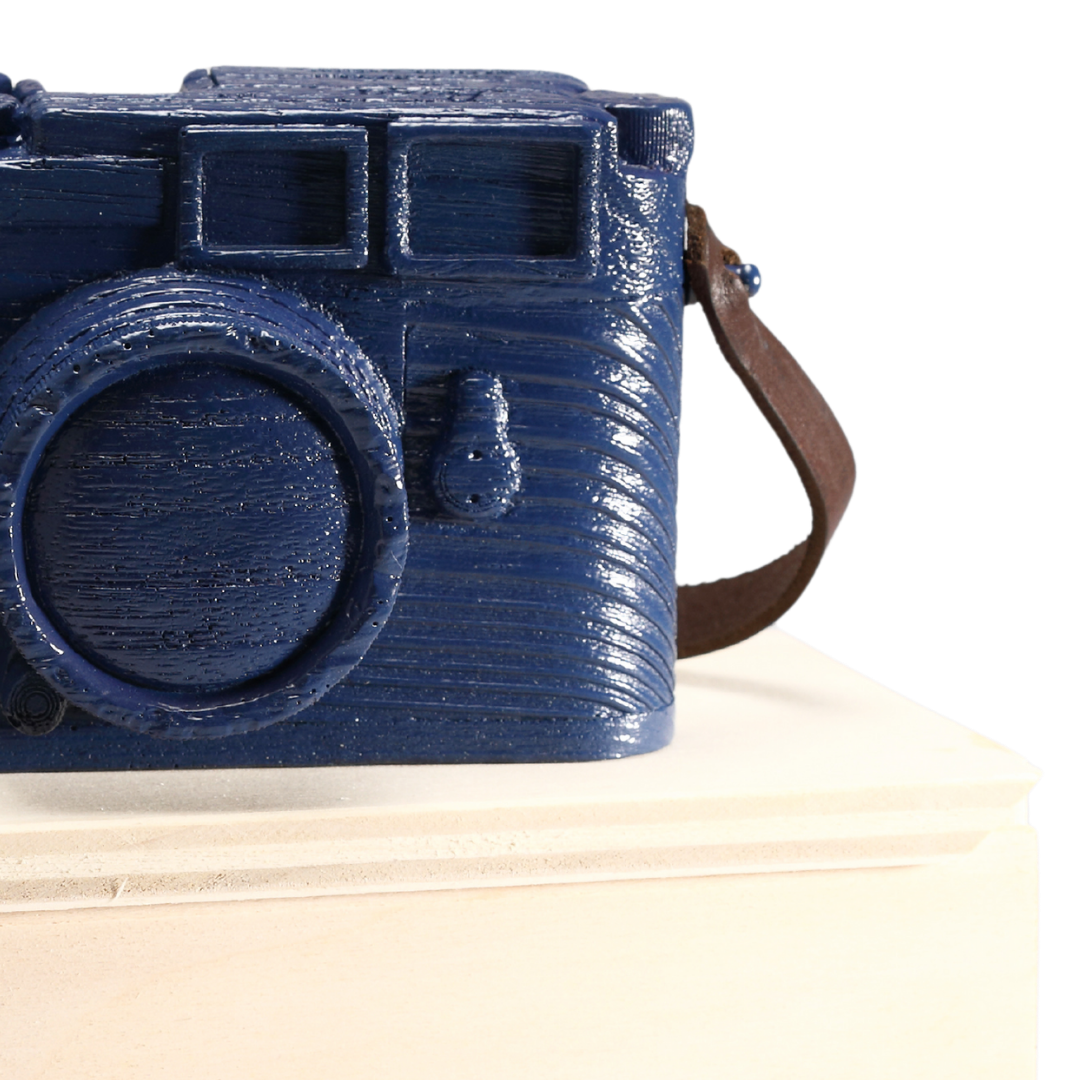 Dettaglio scultura in legno blu di macchina fotografica Leica