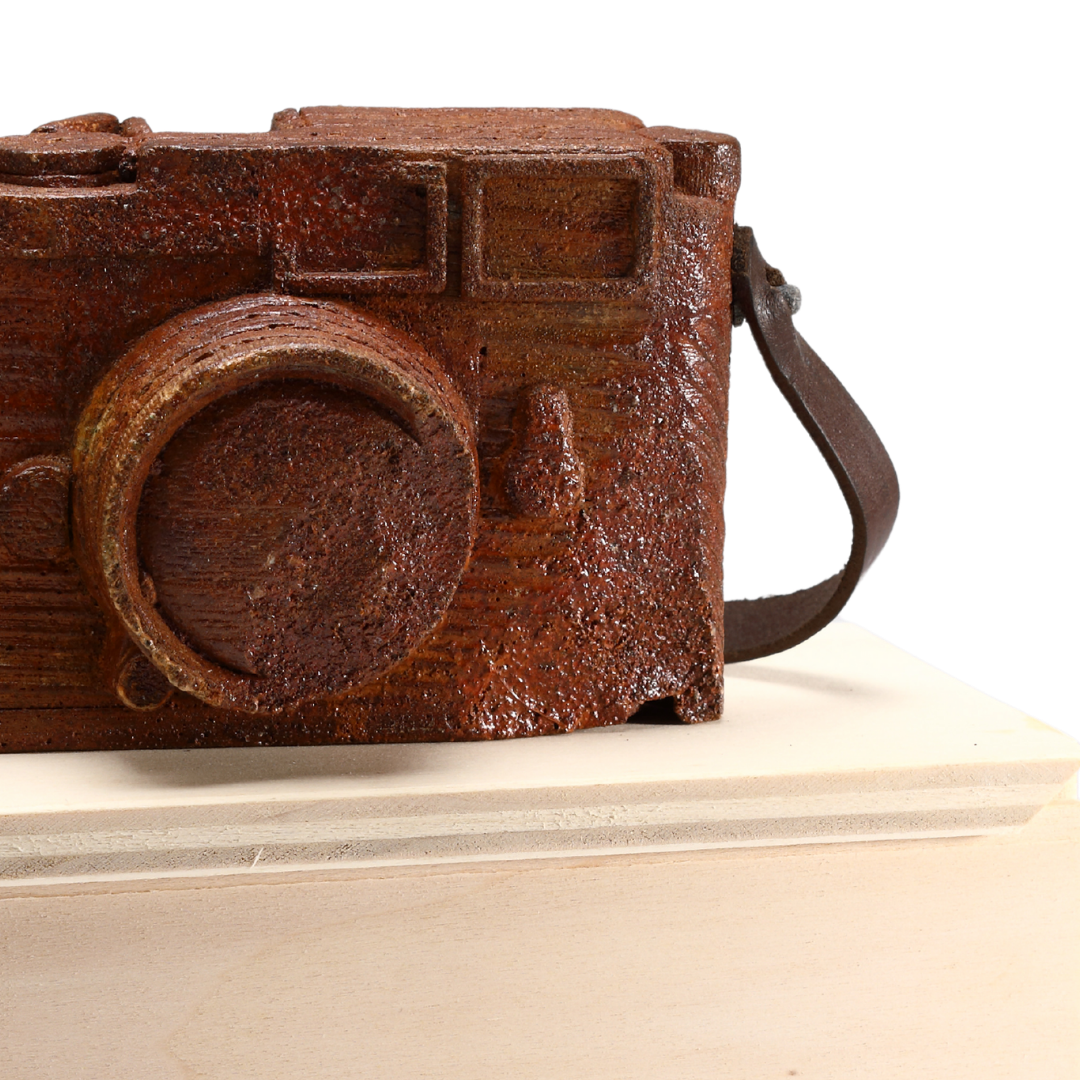 Dettaglio scultura in legno marrone di macchina fotografica Leica