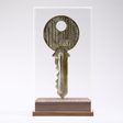 Scultura The Key di Johnny Hermann in legno e bronzo