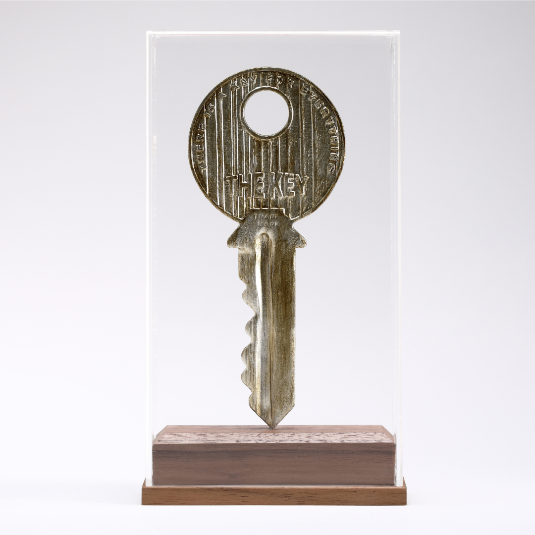 Scultura The Key di Johnny Hermann in legno e bronzo