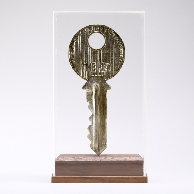 Scultura The Key di Johnny Hermann in legno e bronzo