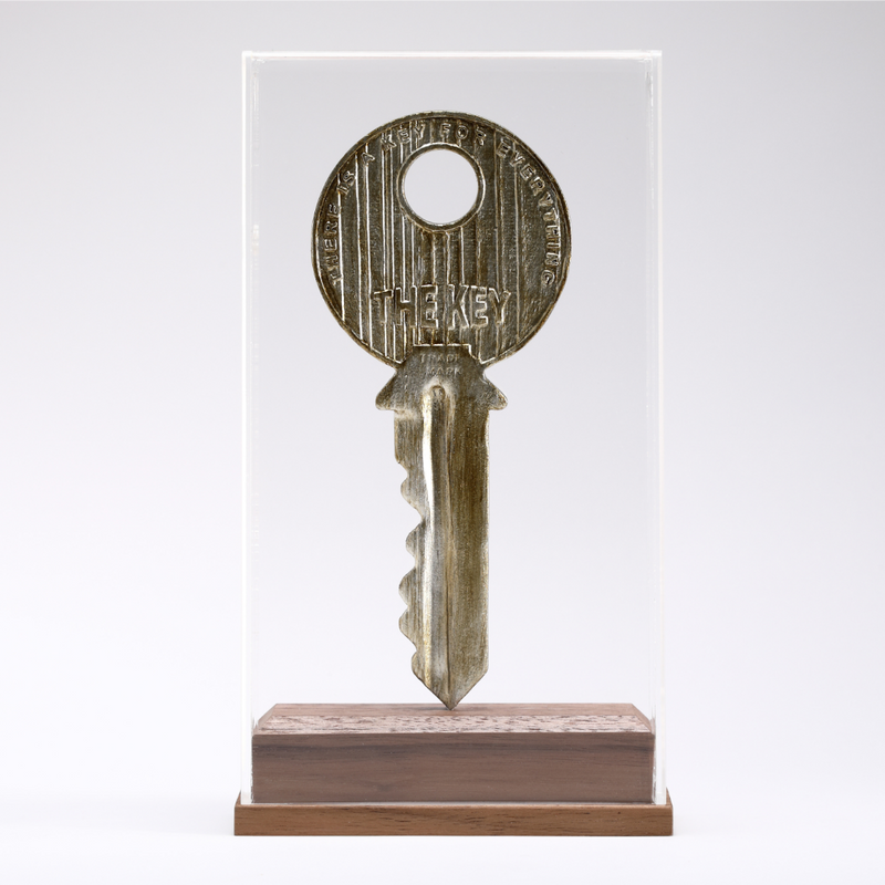 Scultura The Key di Johnny Hermann in legno e bronzo