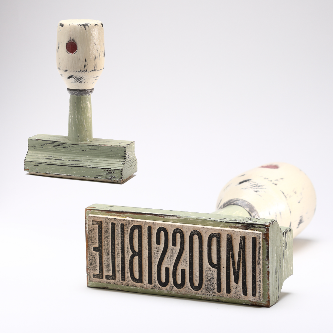 Timbri artistici 'Impossibile' di Johnny Hermann su sfondo bianco