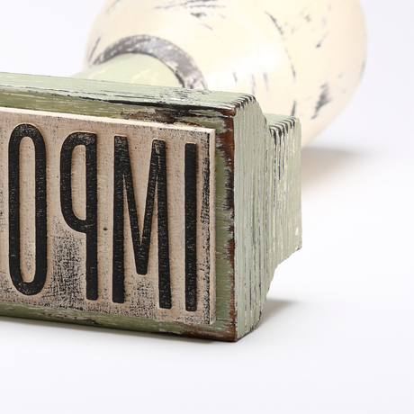 Dettaglio timbro 'Impossibile' di Johnny Hermann in legno