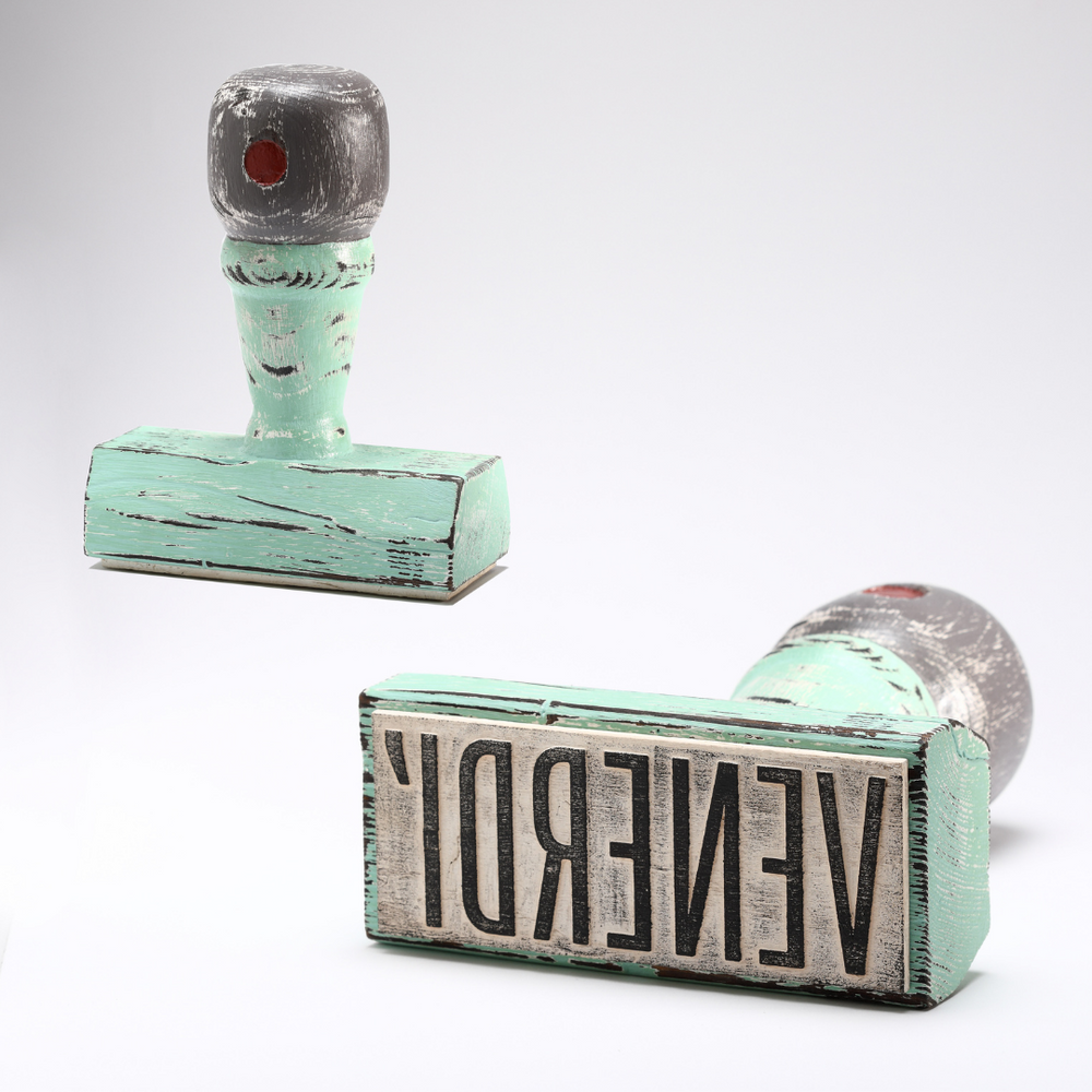 Timbri artistici 'Venerdì' di Johnny Hermann su sfondo bianco