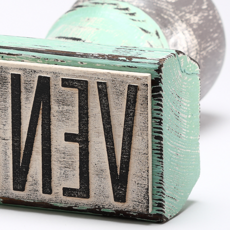 Dettaglio timbro 'Venerdì' di Johnny Hermann in legno