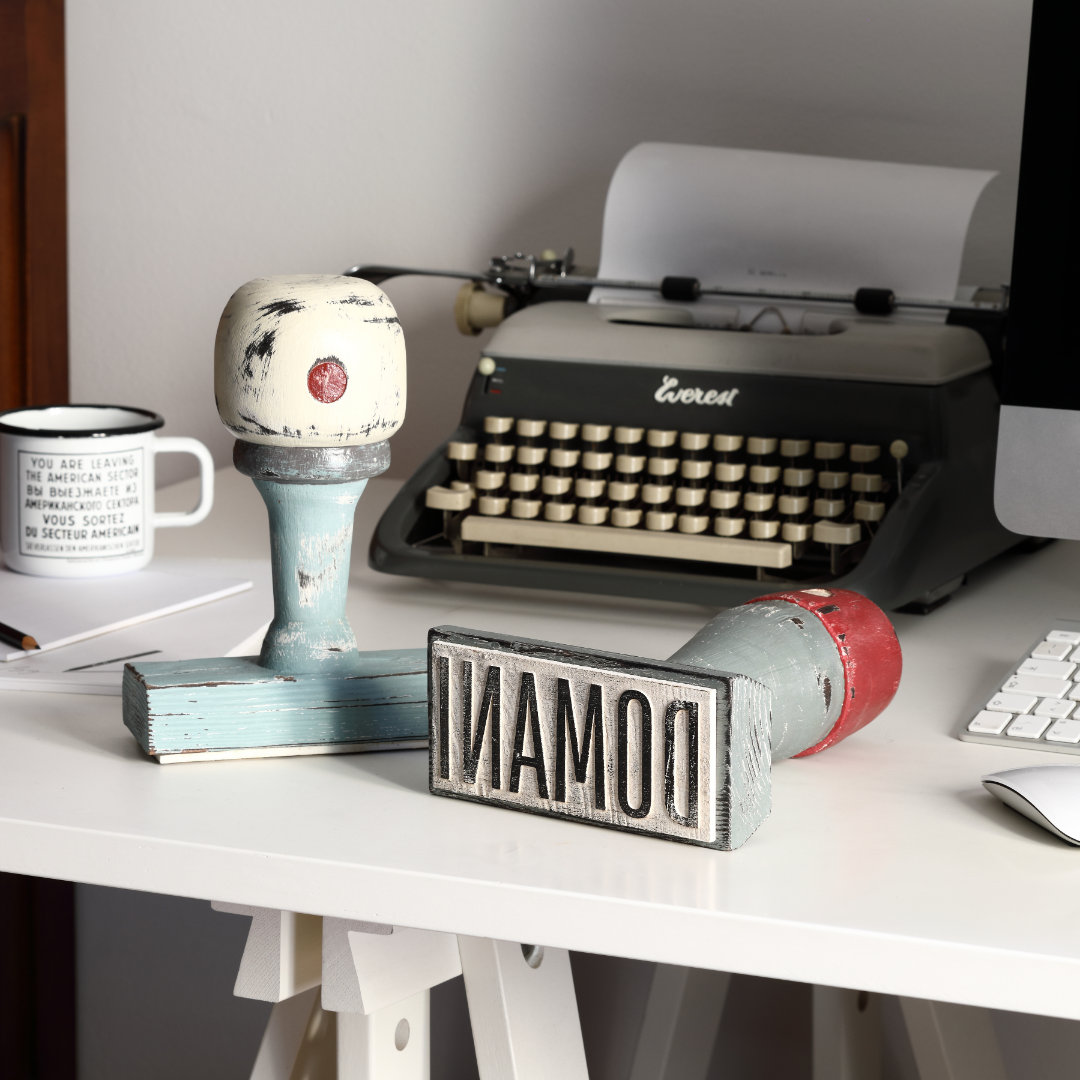 Timbri artistici di Johnny Hermann su scrivania con macchina da scrivere