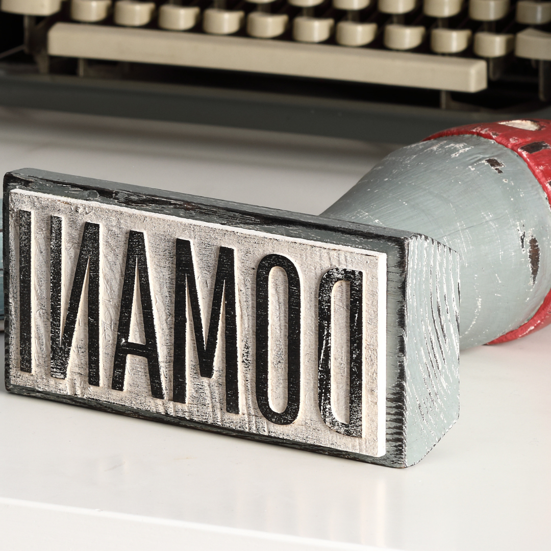 Primo piano timbro 'Domani' di Johnny Hermann su scrivania