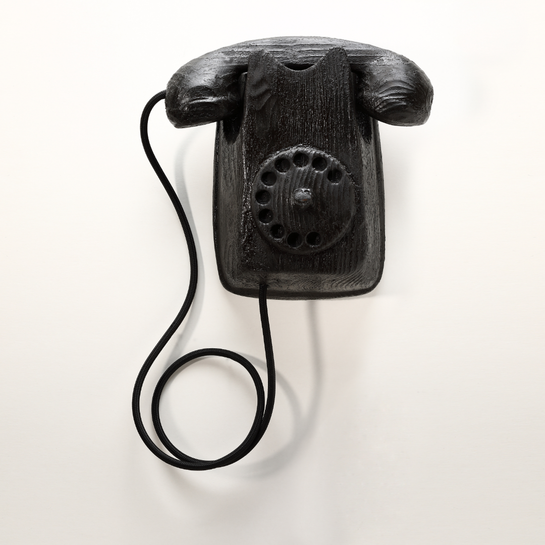 Telefono artistico in legno nero di Johnny Hermann
