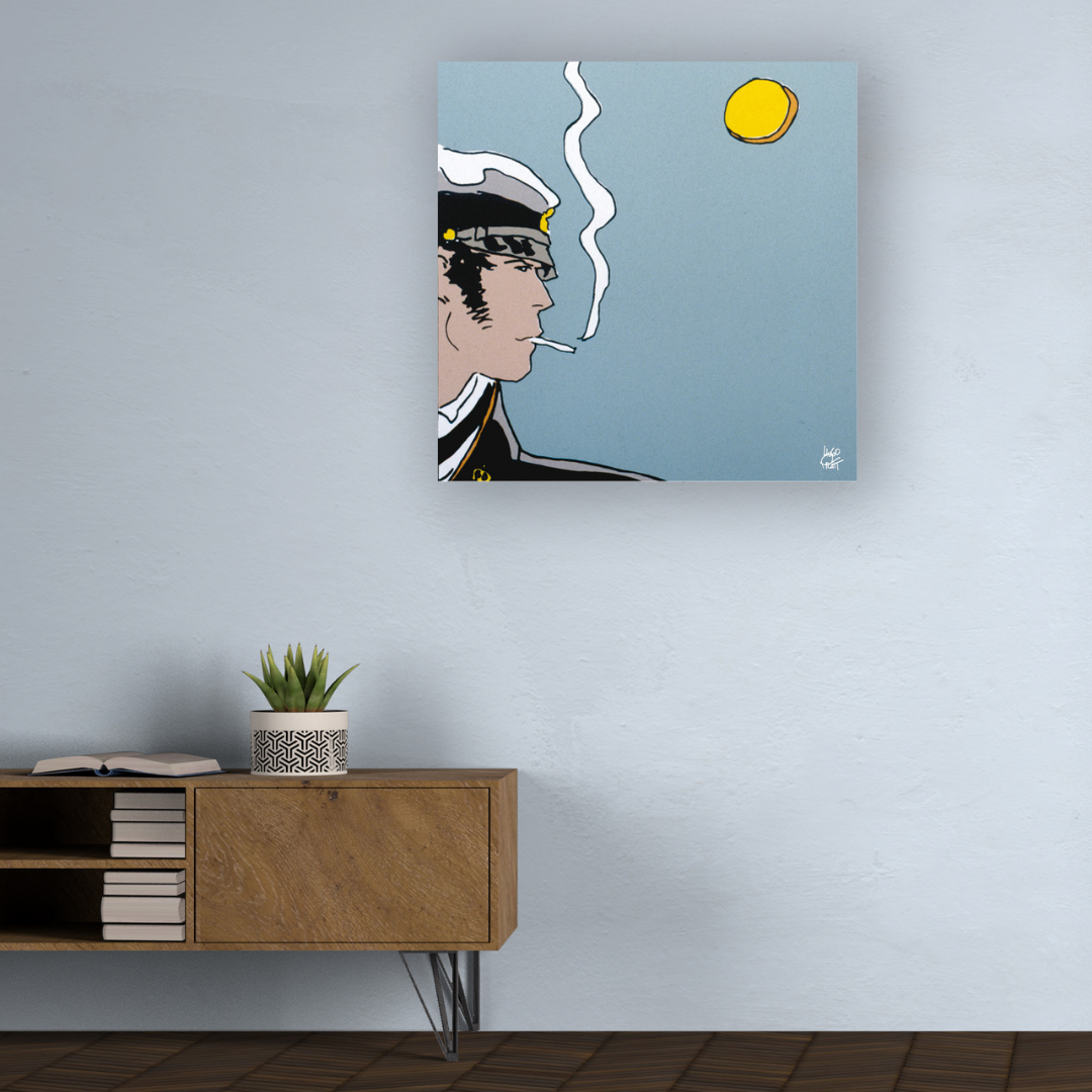 Ambientazione Opera di Hugo Pratt 'Striscia di Fumo' con l'immagine stilizzata di Corto Maltese su sfondo astratto, evocando avventura e mistero.