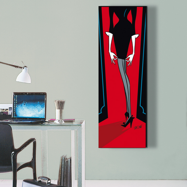 Ambientazione Quadro di Una donna stilizzata in nero, definita dalla sua elegante silhouette e tacchi alti, in "Femme Fatale" di Antonio Lapone, evoca mistero e fascino.