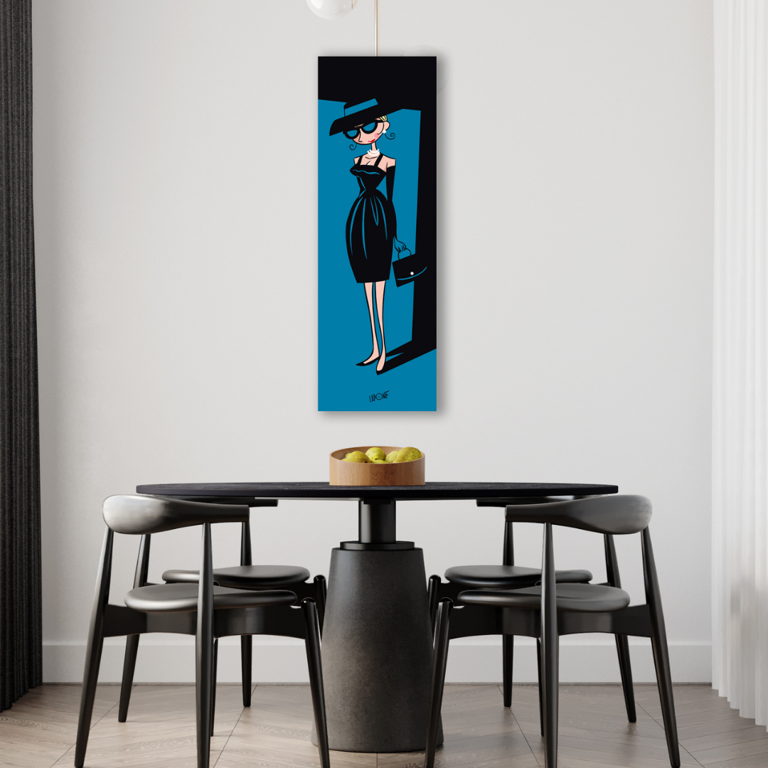 Ambientazione Quadro a colori di Una donna elegante e stilizzata indossa un abito nero, occhiali da sole e un cappello, in "Tiffany" di Antonio Lapone, evocando mistero ed eleganza.