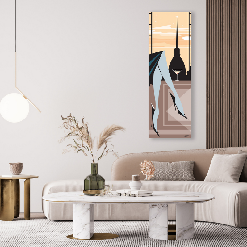 Ambientazione quadro "Sunset in Turin City" di Antonio Lapone, raffigura le gambe eleganti di una donna affacciate su un cocktail e lo skyline di Torino al tramonto.