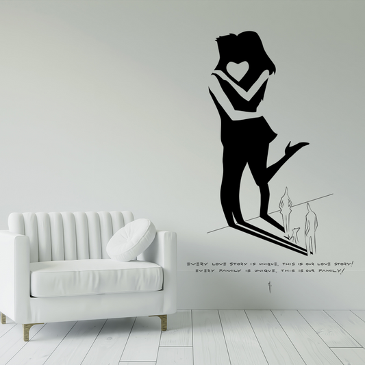 Adesivo murale romantico che mostra una coppia in abbraccio con un cuore, espressione di amore unico e familiare in formato 120x182 cm.