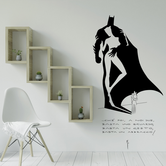 Adesivo murale che mostra Batman e Catwoman iconiche in un abbraccio, simbolo di unione e mistero, per una decorazione d'effetto.