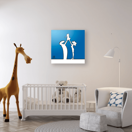 Ambientazione di Opera artistica "MrLINEA Baby azzurro", rappresentazione minimalista di un bambino sospeso tra due figure adulte, creata da Osvaldo Cavandoli.