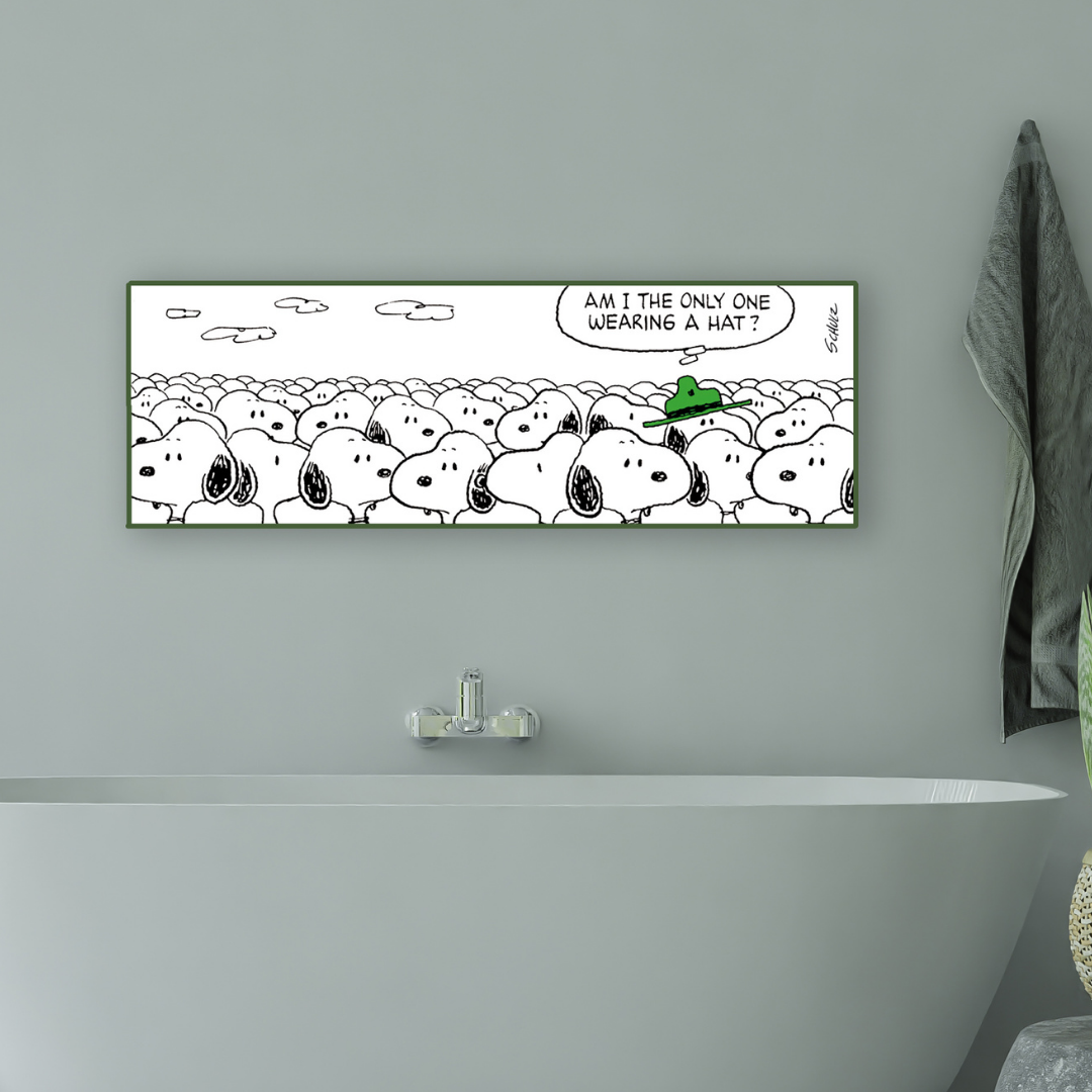 Illustrazione in bianco e nero "Snoopy, Am I the Only One Wearing a Hat?" con Snoopy seduto tra molti altri, l'unico con un cappello verde, guardando perplesso in alto.