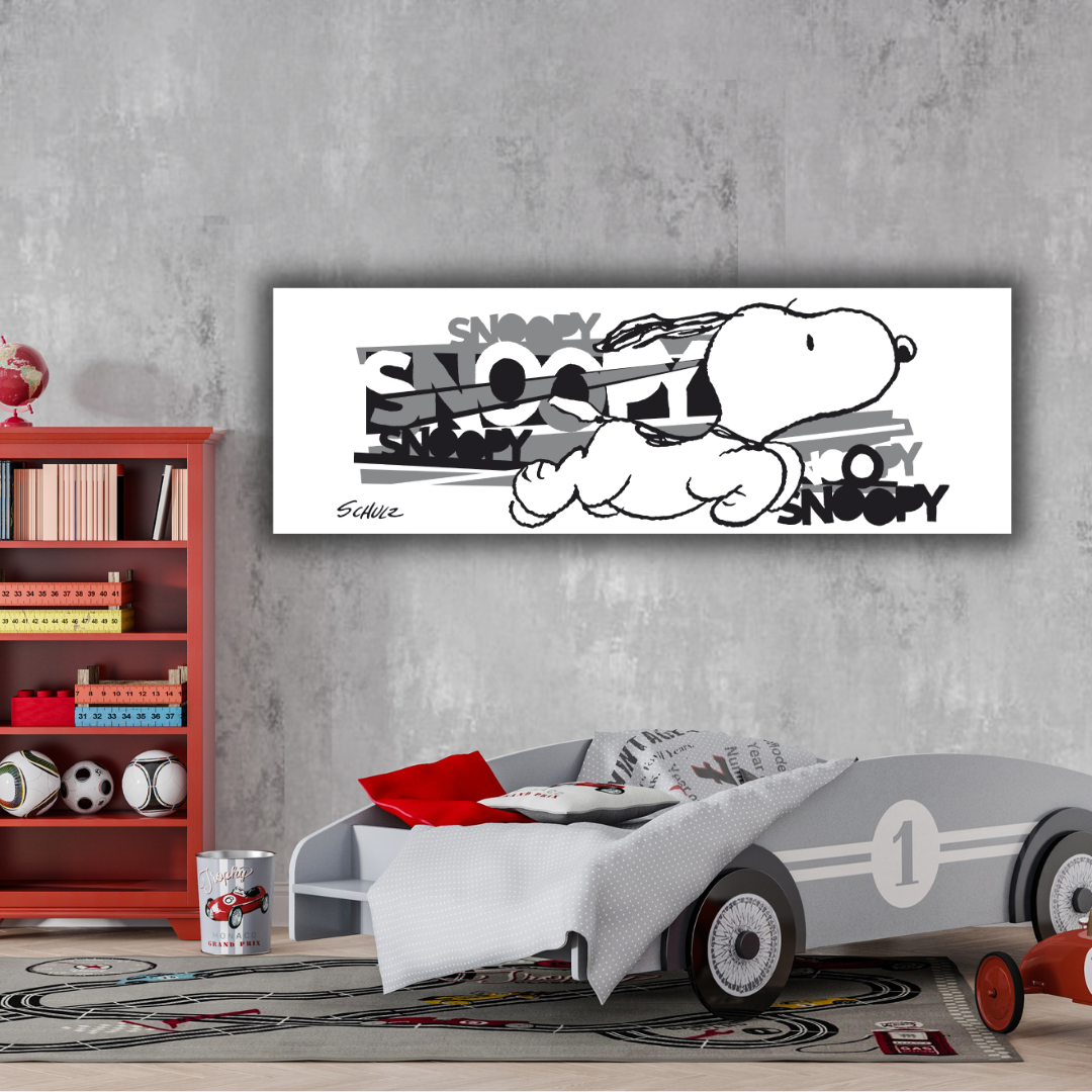 Stampa di "Running SNOOPY" dove il beagle è raffigurato in corsa su uno sfondo di parole "SNOOPY" sovrapposte in diverse tonalità di grigio.