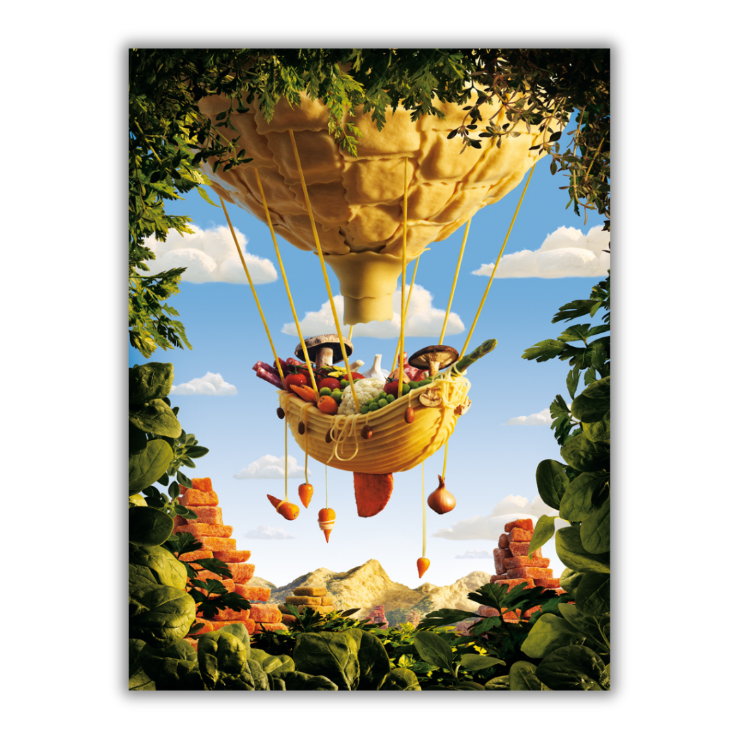 Quadro Mongolfiera artistica 'Gondola' di Carl Warner, composta da verdure e pane, galleggiante in un cielo sereno in una stampa artistica appesa in un salotto moderno.