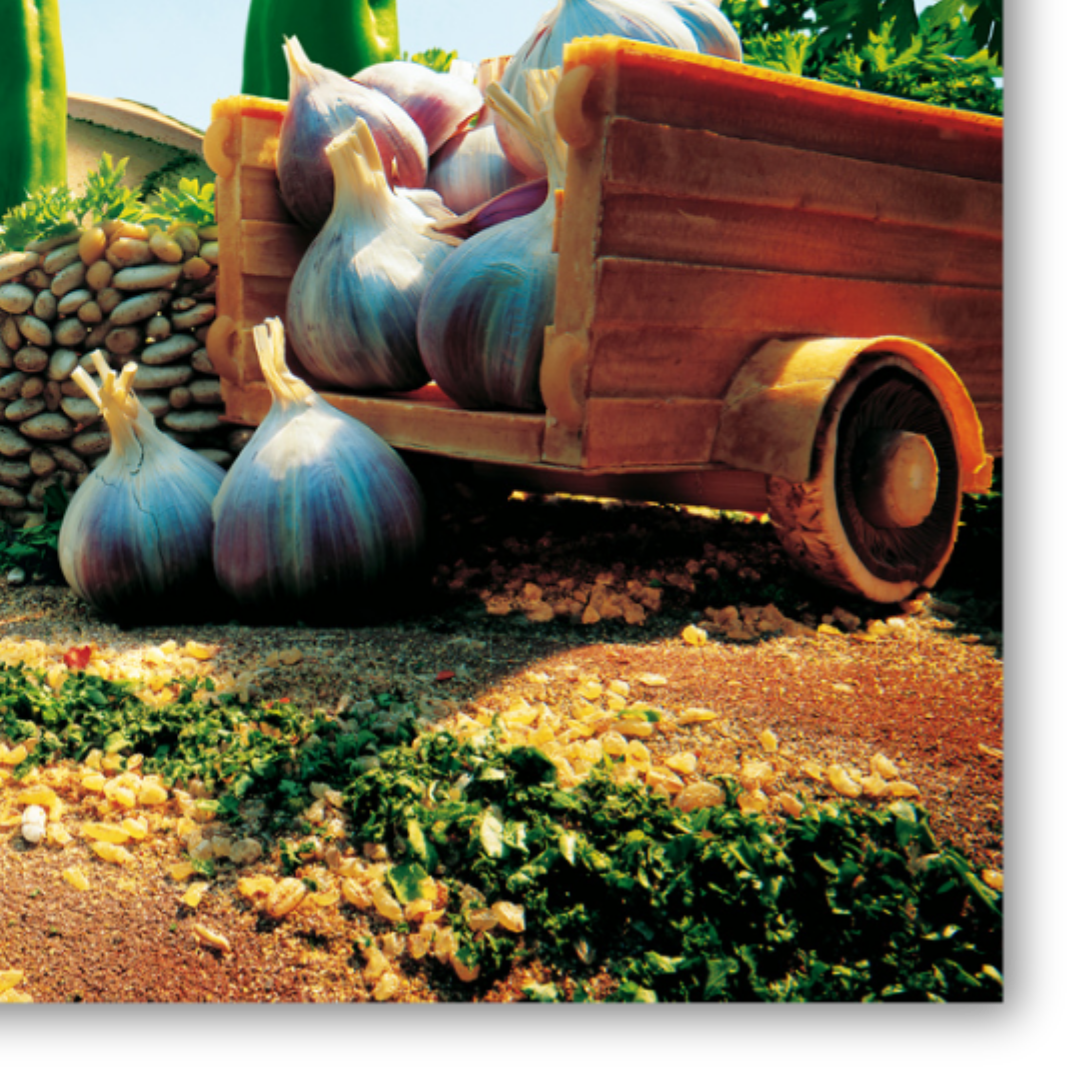 Dettaglio carretto di aglio in paesaggio toscano