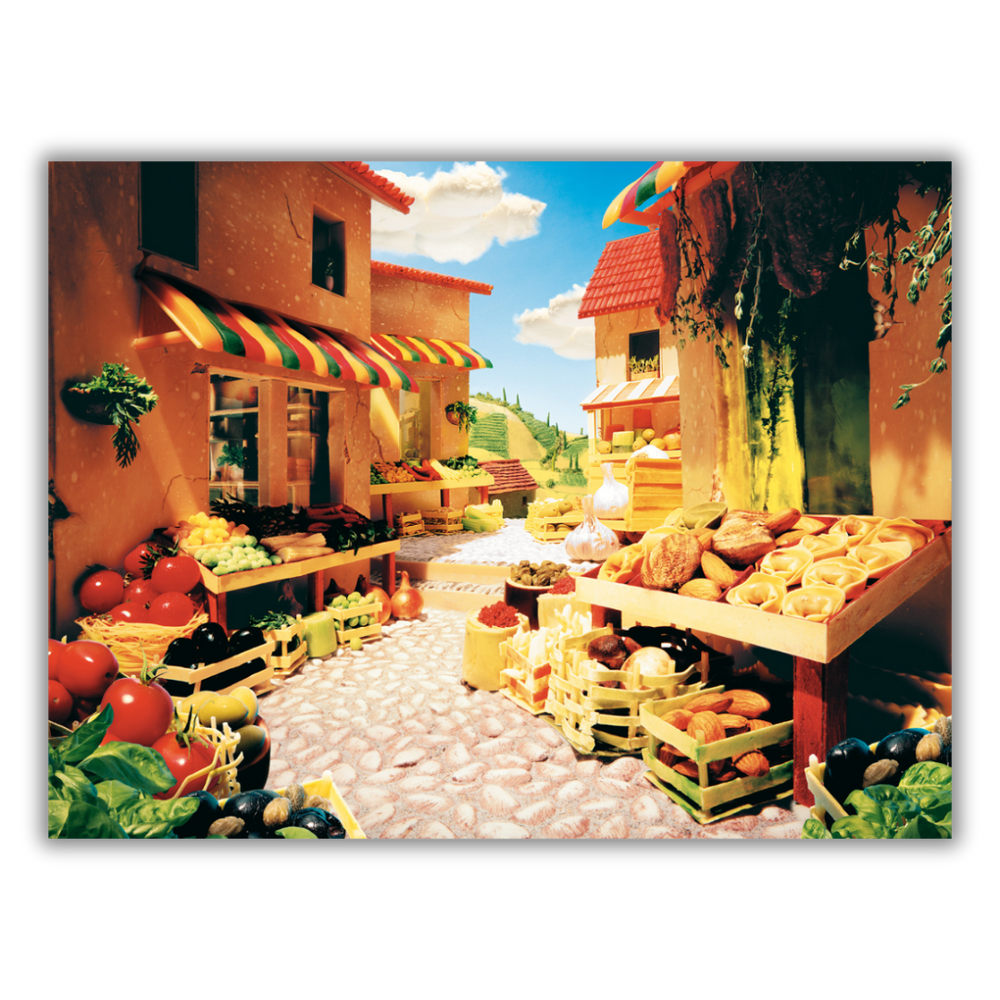 Mercato toscano con bancarelle di frutta e verdura