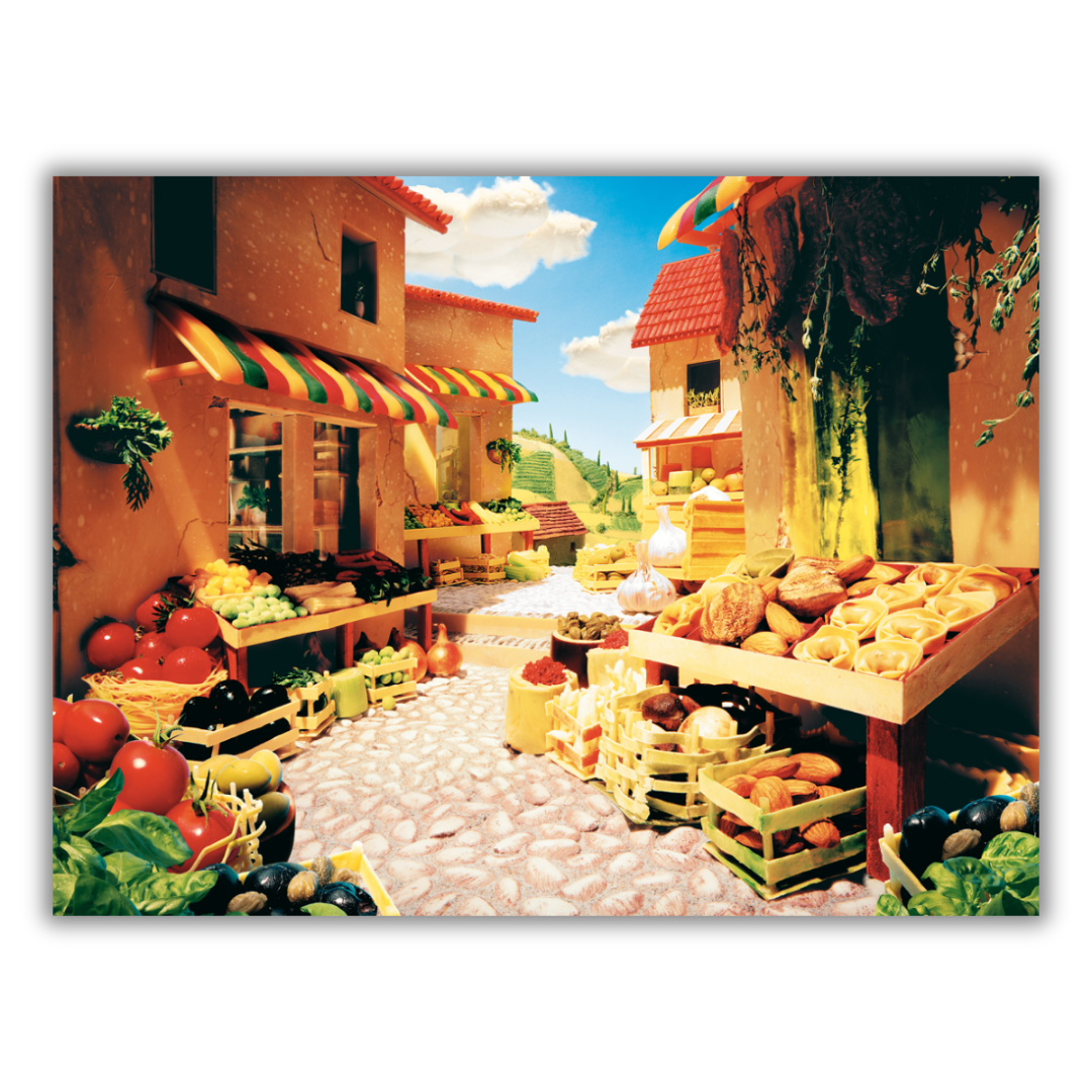 Mercato toscano con bancarelle di frutta e verdura