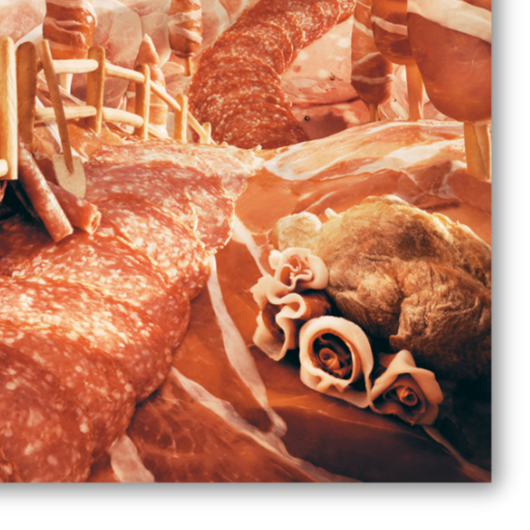 Dettaglio del paesaggio 'Salami Road' di Carl Warner con salami