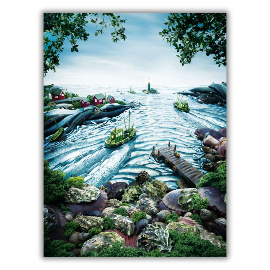 Quadro Opera artistica 'Findus Fishscape' di Carl Warner, un paesaggio marino trasformato in un villaggio, pieno di dettagli incantevoli e creativi.
