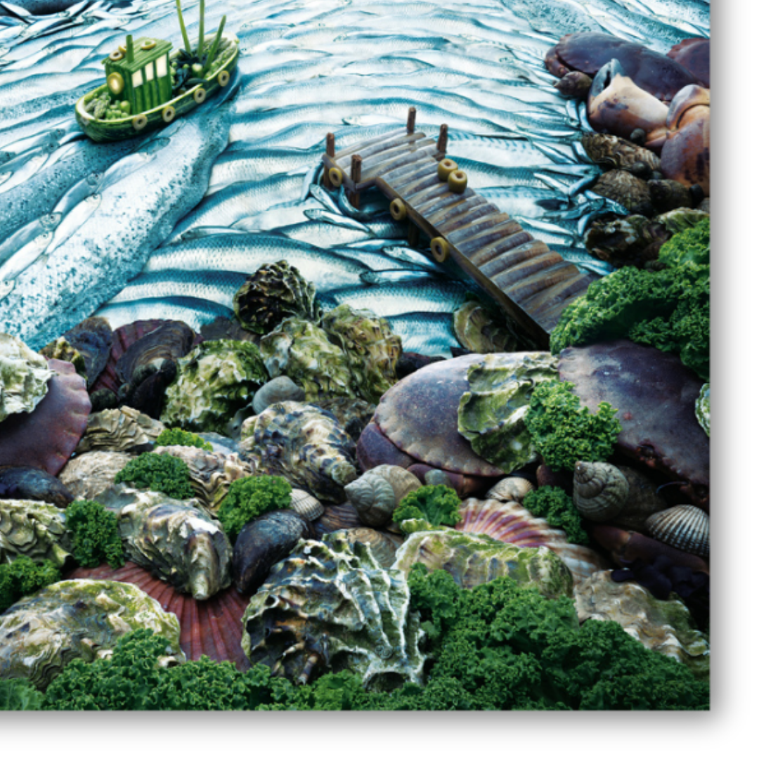 Dettaglio Quadro Opera artistica 'Findus Fishscape' di Carl Warner, un paesaggio marino trasformato in un villaggio, pieno di dettagli incantevoli e creativi.