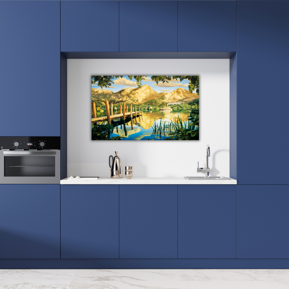 Cucina moderna con stampa artistica 'Cheesescape' di Carl Warner