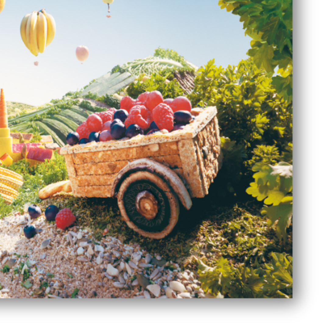 Dettaglio quadro di Impressionante scena rurale 'Fruit Balloons & Cart' di Carl Warner, con mongolfiere fatte di frutta e un carretto in un paesaggio di cibo.
