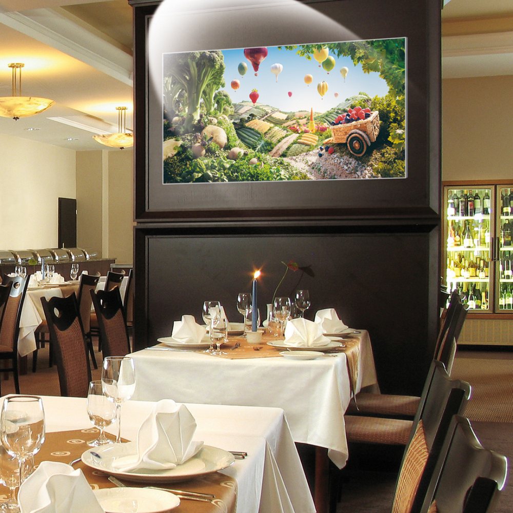 Ambientazione quadro di Impressionante scena rurale 'Fruit Balloons & Cart' di Carl Warner, con mongolfiere fatte di frutta e un carretto in un paesaggio di cibo.