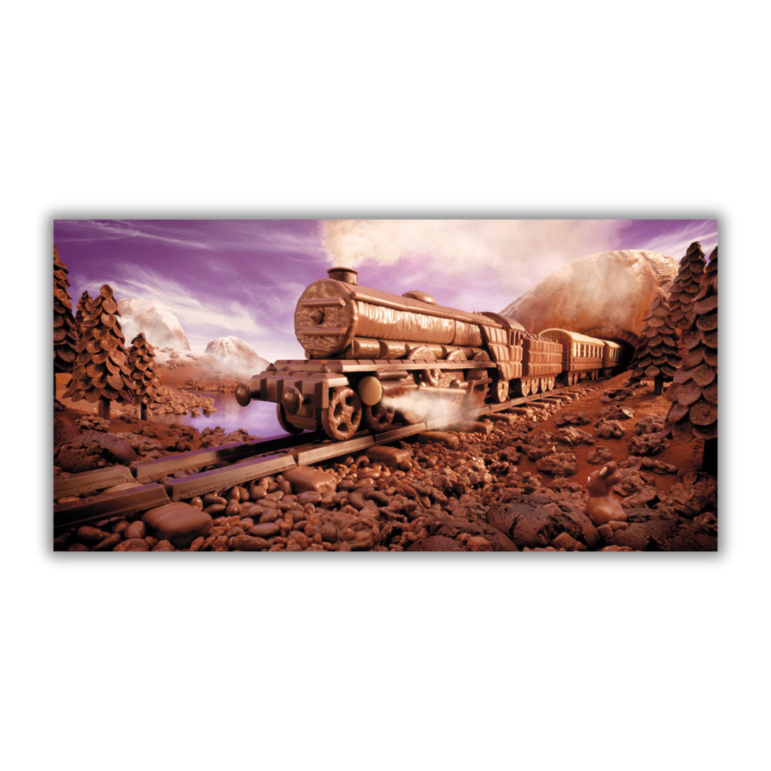Quadro Opera artistica di Carl Warner che raffigura un treno fatto di cioccolato in viaggio su binari tra paesaggi dolciari, evocando meraviglia e piacere.