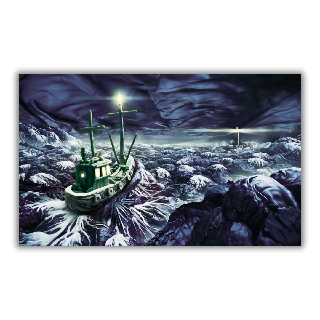 Quadro Opera d'arte 'Cabbage Sea' di Carl Warner, raffigurante un mare tempestoso fatto di cavoli con un peschereccio verde che solca le onde, appesa elegantemente sopra un letto moderno.