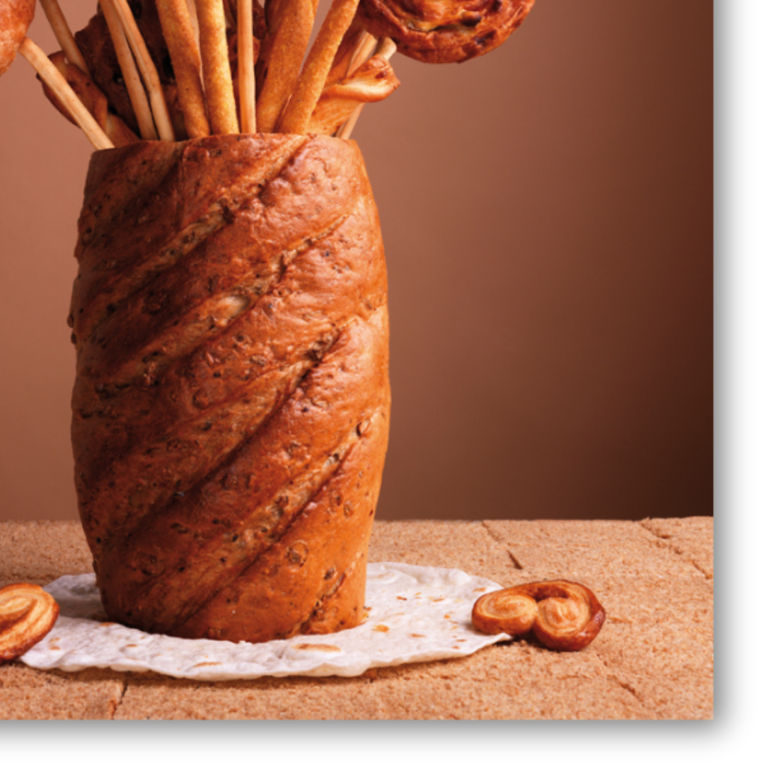 Dettaglio Quadro Opera d'arte 'Bread Vase Large' di Carl Warner, un vaso di pane con varie forme di pane e panini che emergono, un pezzo unico che porta l'arte in cucina 🍞🥖