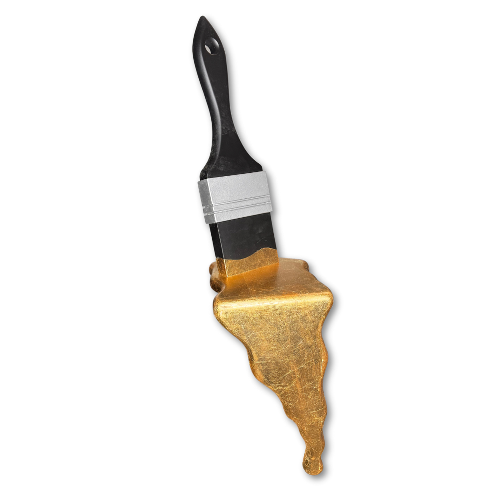 Scultura in legno a forma di pennello con vernice colante in oro, realizzata a mano da GianTarlo per la collezione Wowood di Mycrom Art.