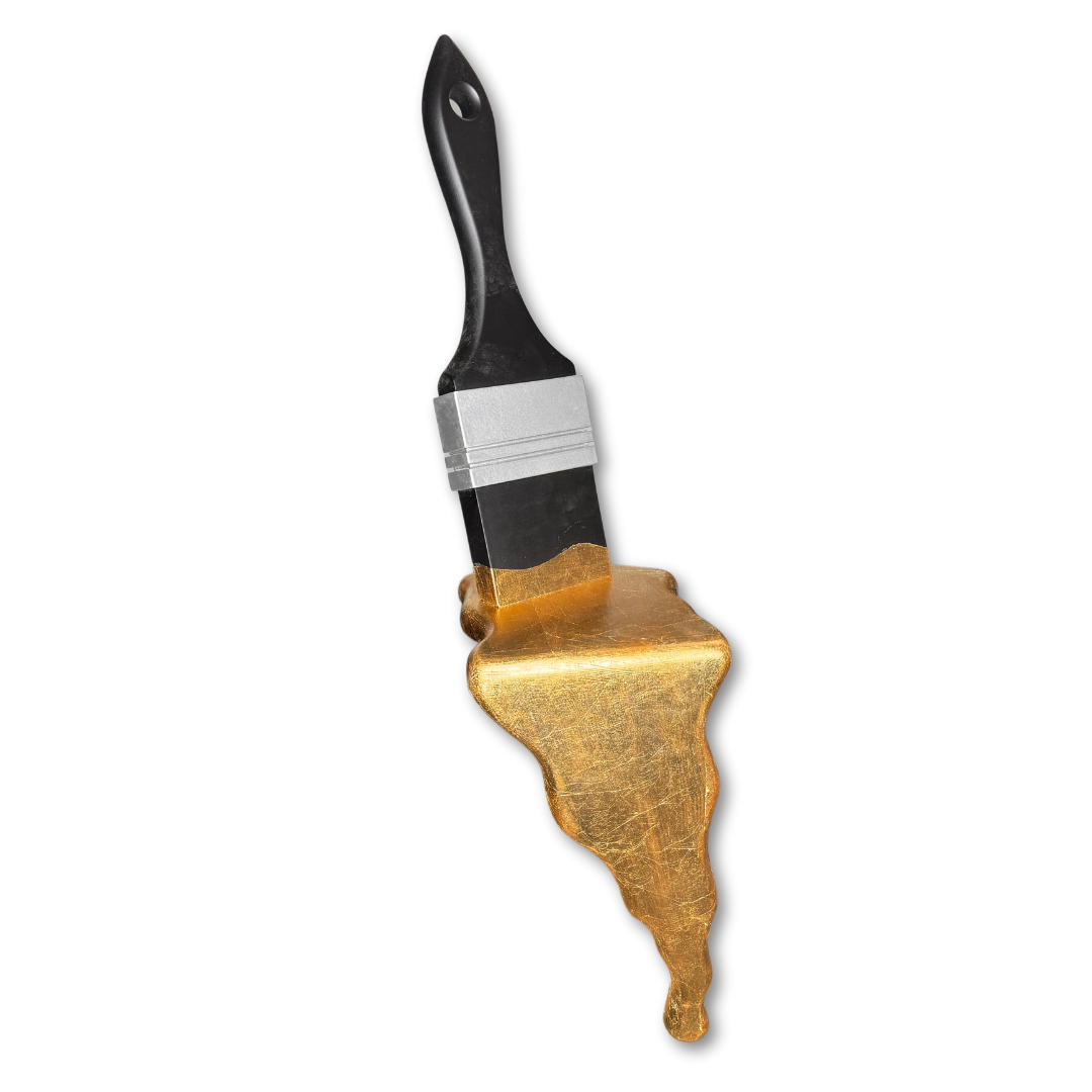 Scultura in legno a forma di pennello con vernice colante in oro, realizzata a mano da GianTarlo per la collezione Wowood di Mycrom Art.