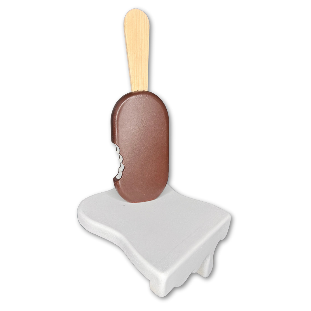 Scultura in legno a forma di gelato al cioccolato con morso e goccia bianca, design pop art realizzato a mano da GianTarlo – Collezione Wowood