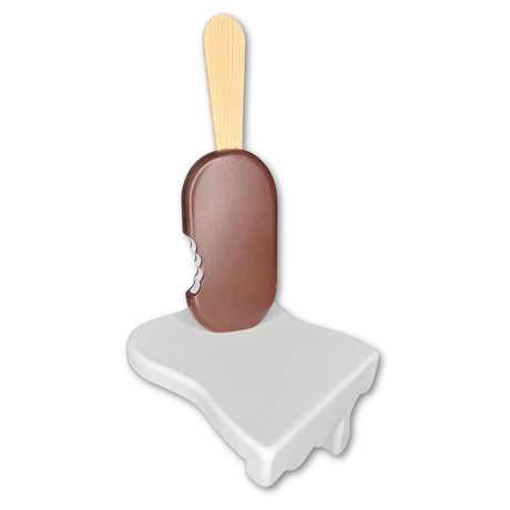 Scultura in legno a forma di gelato al cioccolato con morso e goccia bianca, design pop art realizzato a mano da GianTarlo – Collezione Wowood