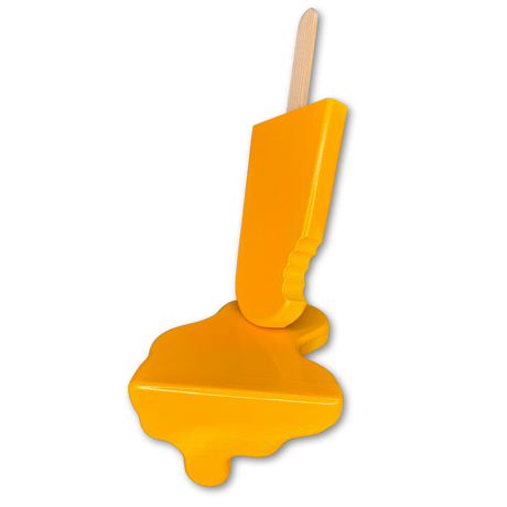 Ghiacciolo arancione in legno con effetto sciolto, complemento d'arredo ironico realizzato a mano da GianTarlo per la collezione Wowood.